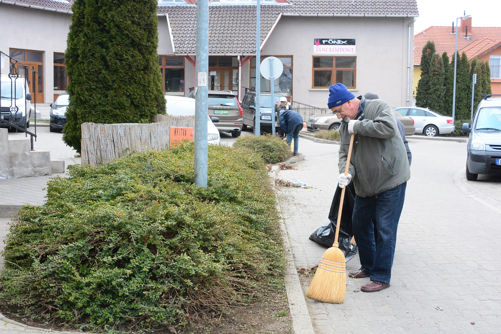 Nyugdíjasok tették rendbe a boltok előtti területet az Öreghegyen